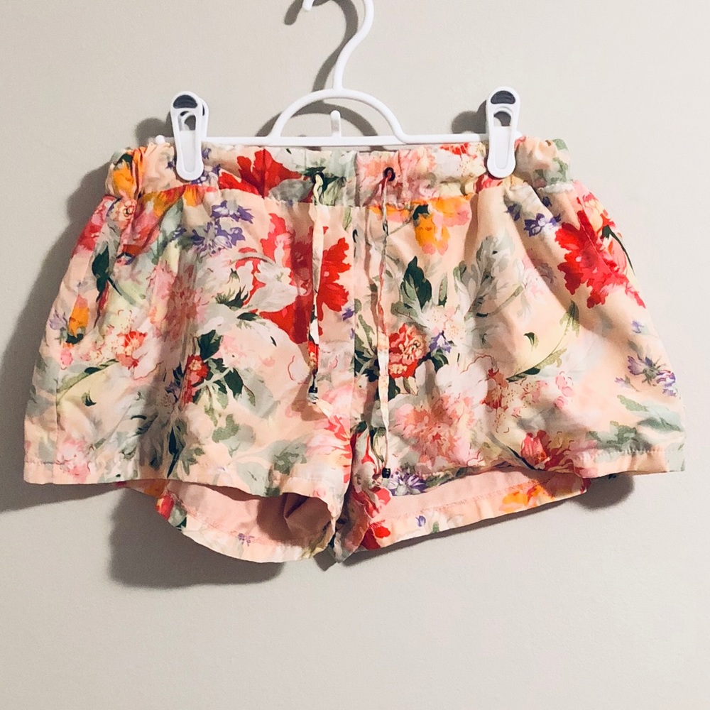 VOG Collection pretty peach floral shorts - Picture 2 of 8
